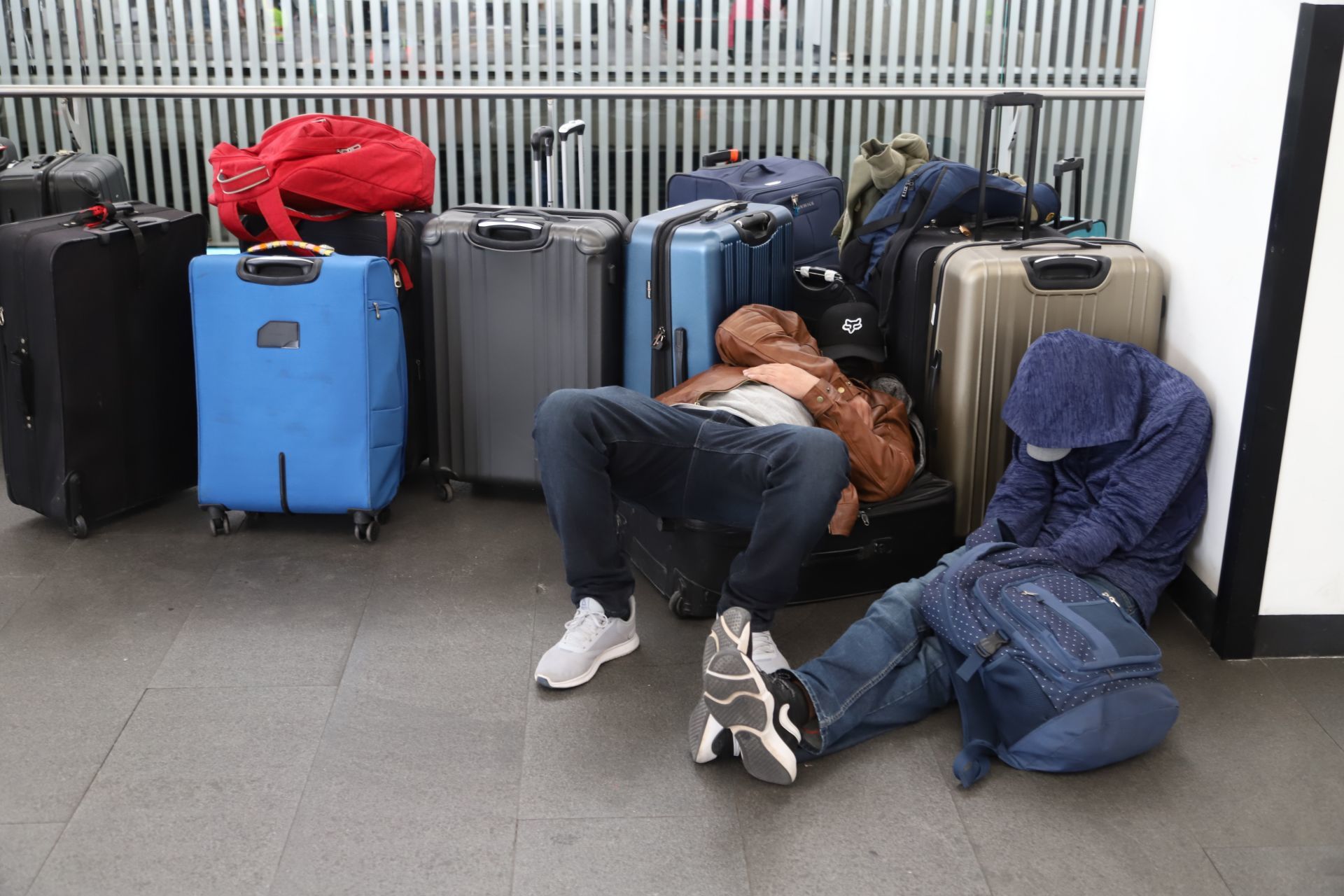 Algunos viajeros optaron por descansar ante la cancelación de los vuelos