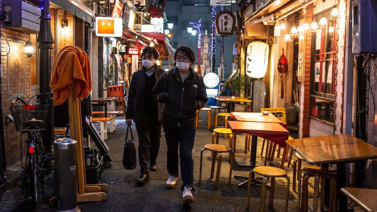 La gente camina con cubrebocas por el área de Shinjuku en Tokio, Japón (Getty Images)