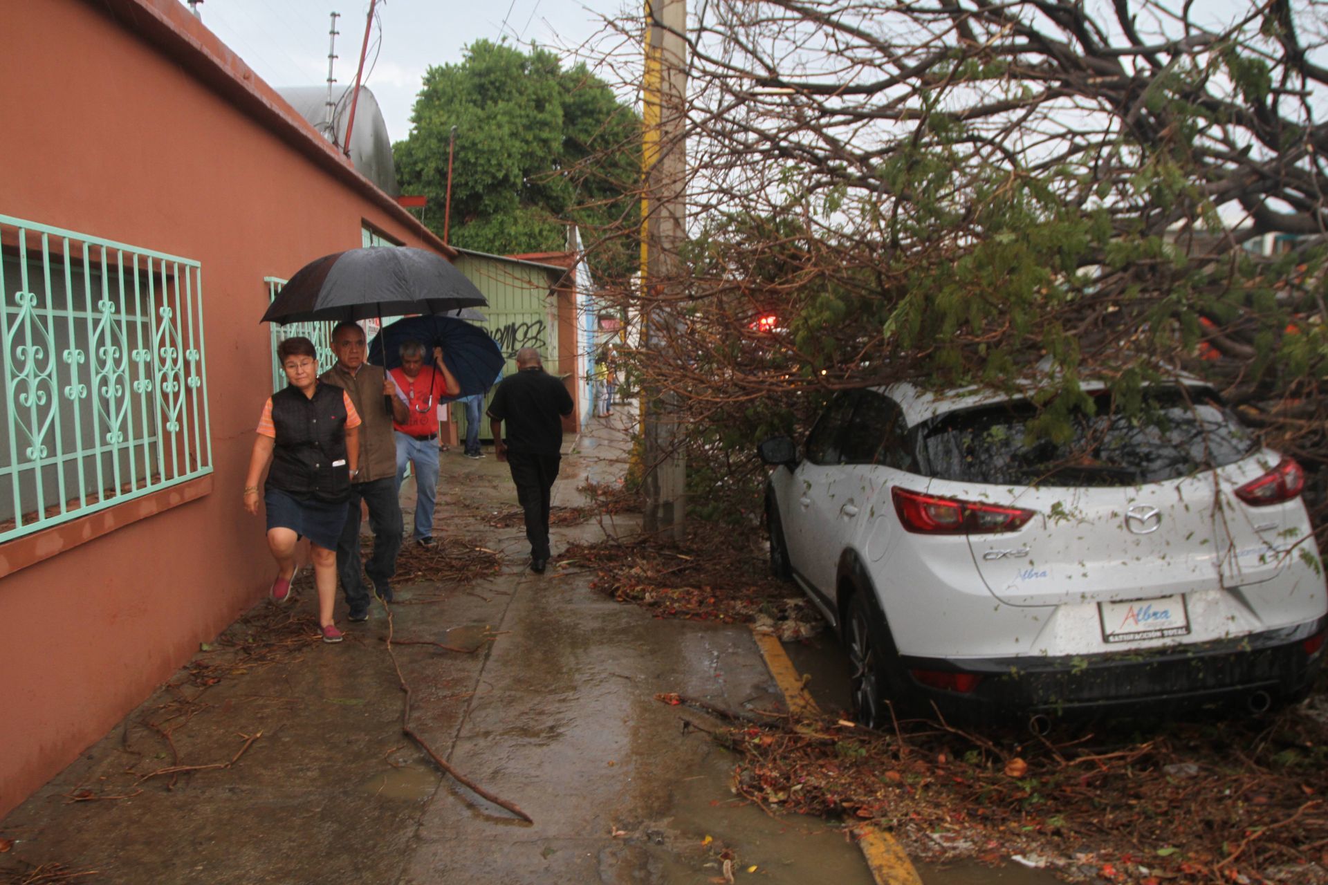 Frío, lluvias y viento sorprende a habitantes de Oaxaca
