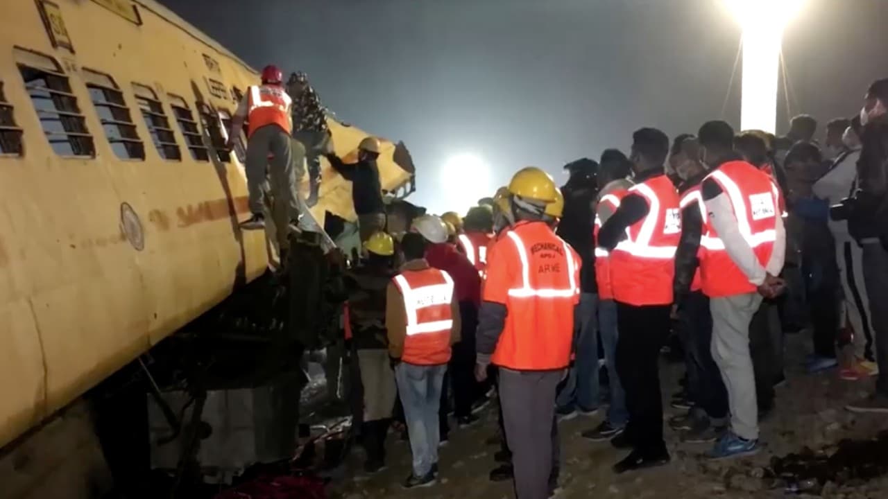 Descarrila tren en la India y deja al menos nueve muertos