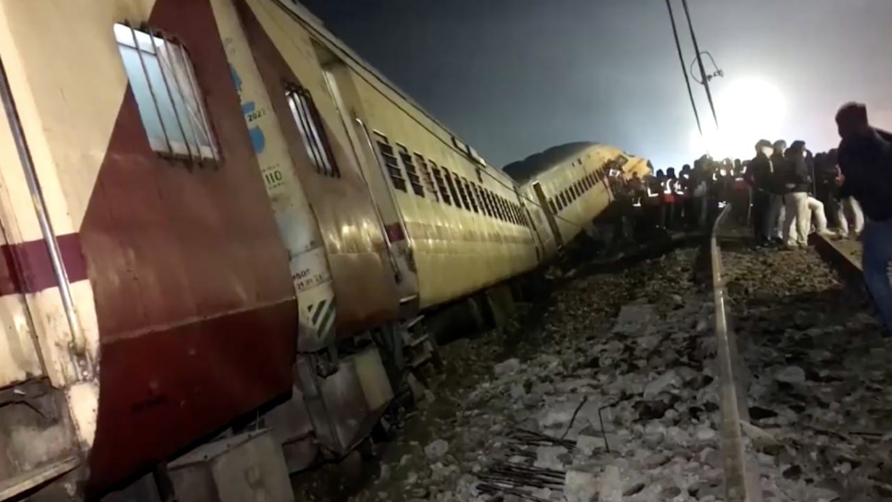 Descarrila tren en la India y deja al menos nueve muertos.