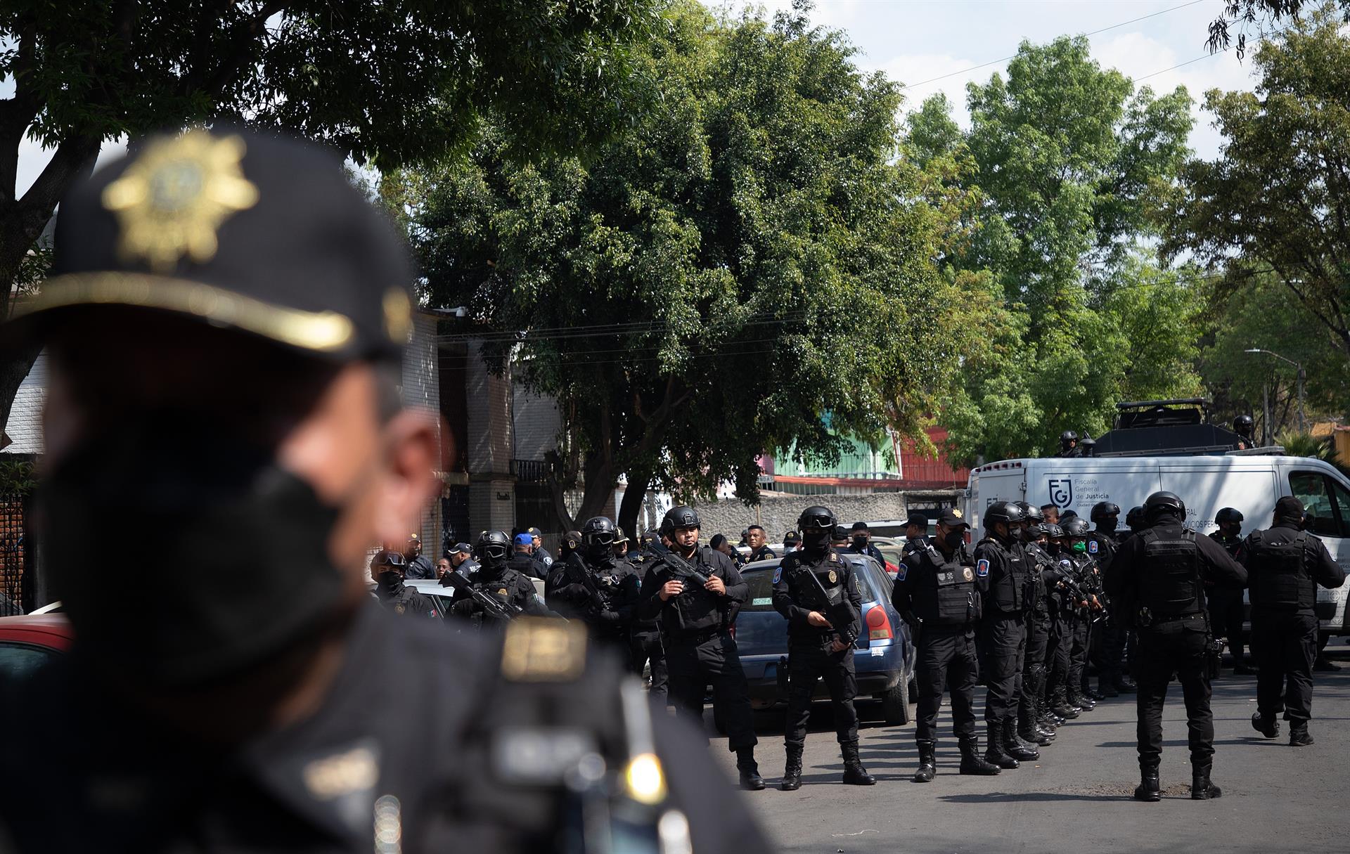 Policías vigilan la zona donde ocurrió una balacera en la alcaldía de Azcapotzalco, en la Ciudad de México (EFE)