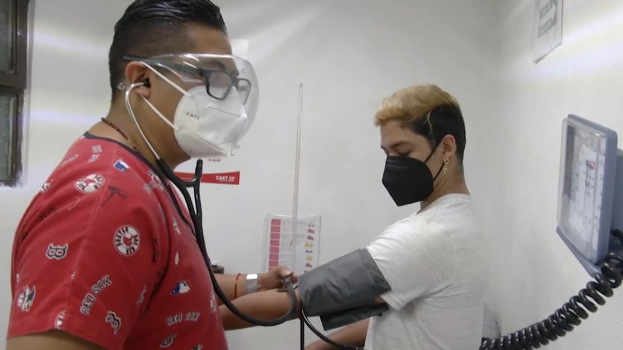 Dos médicos mexicanos narran cómo cambió su vida a dos años de la pandemia
