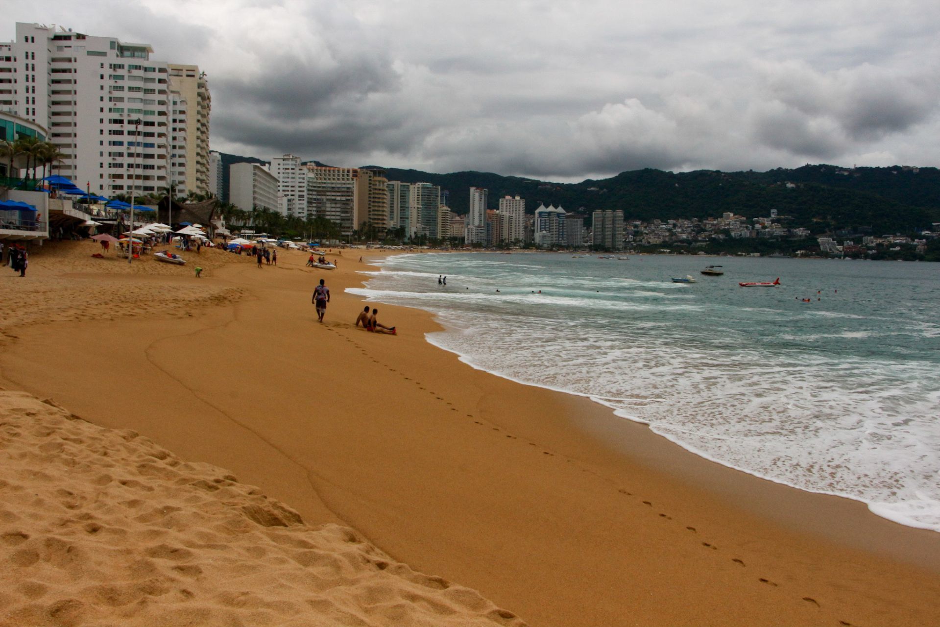 Dos turistas mueren ahogados en playas de Acapulco, Guerrero