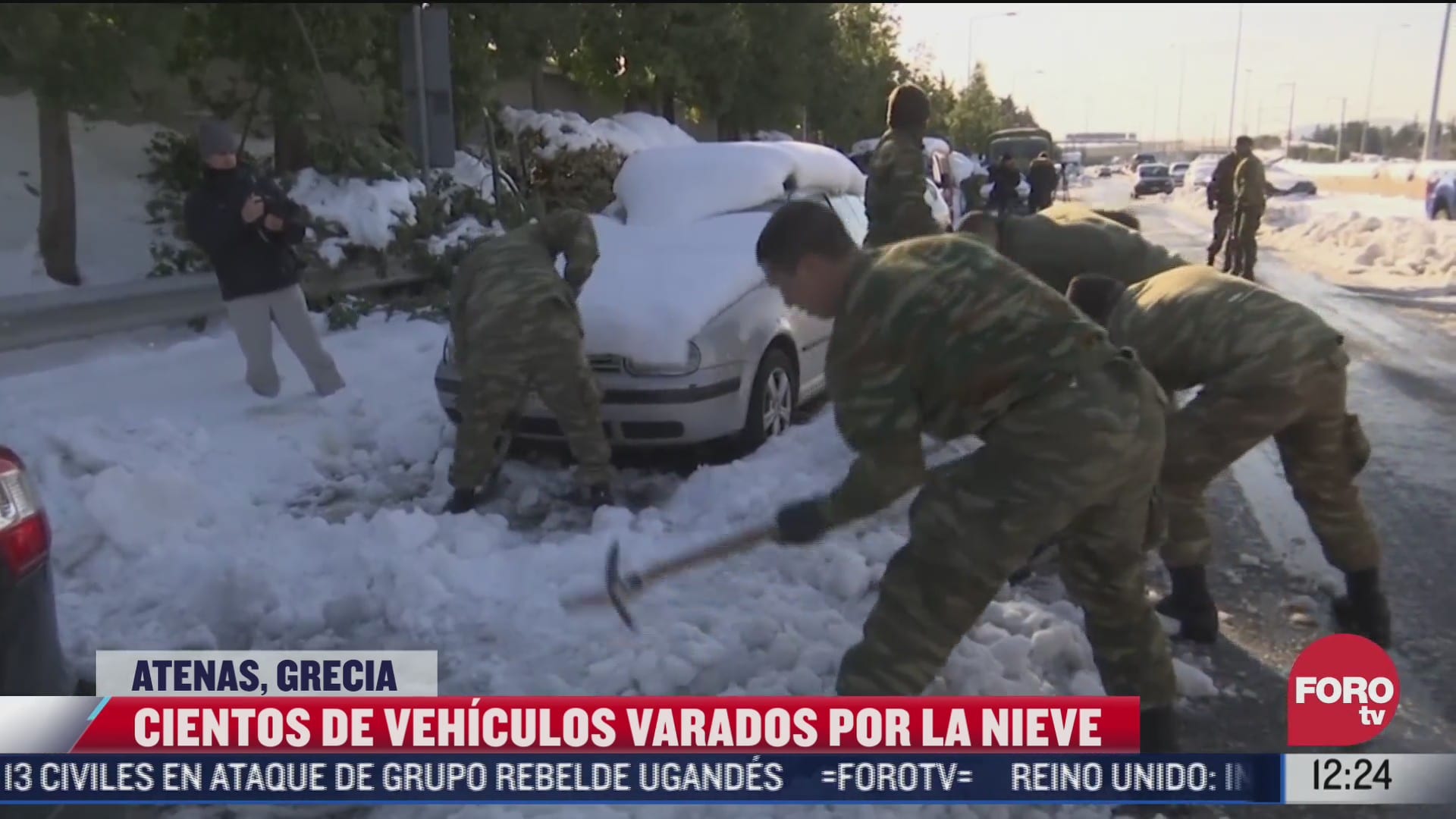 elementos del ejercito de grecia retiran vehiculos atrapados por nevada