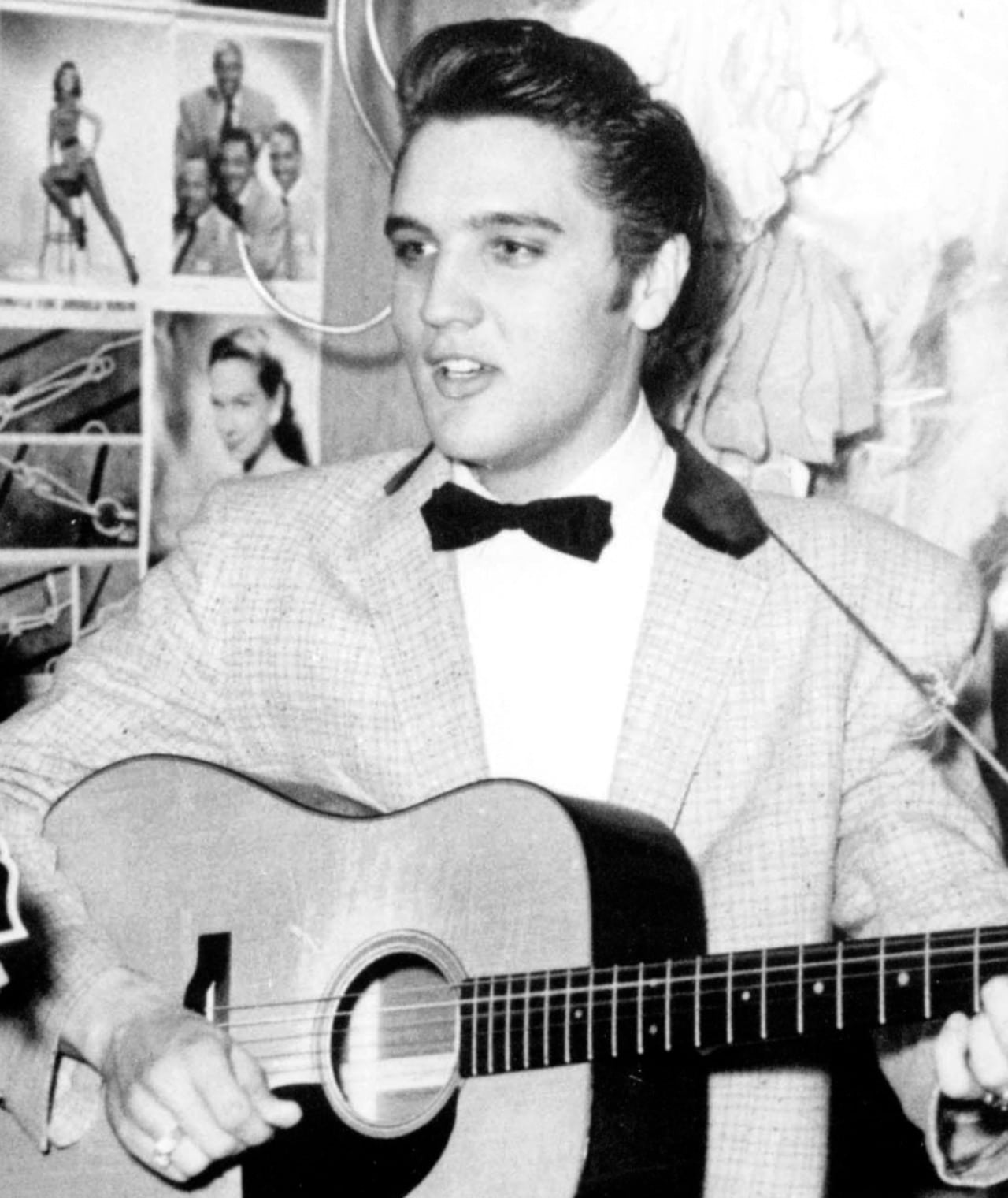 Elvis Presley de joven durante presentación en la secundaria