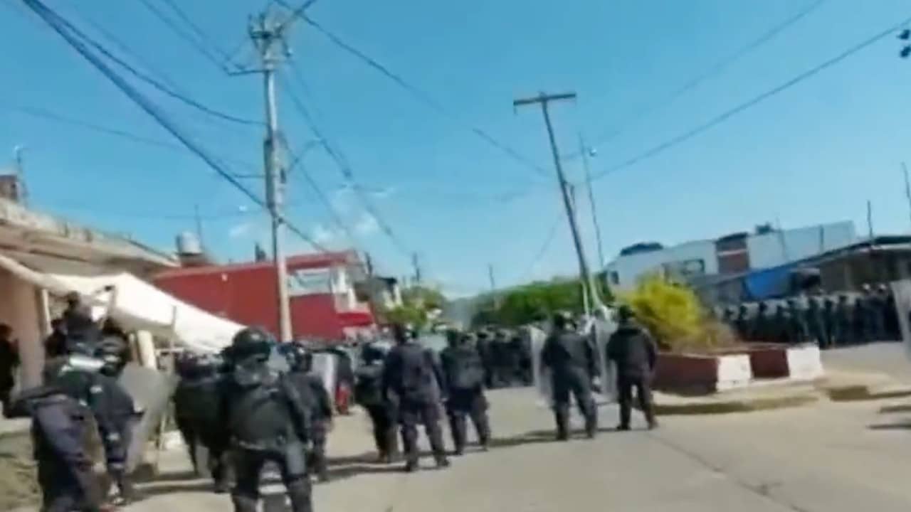 Integrantes de la CNTE se enfrentan con policías en Michoacán (FOROtv)