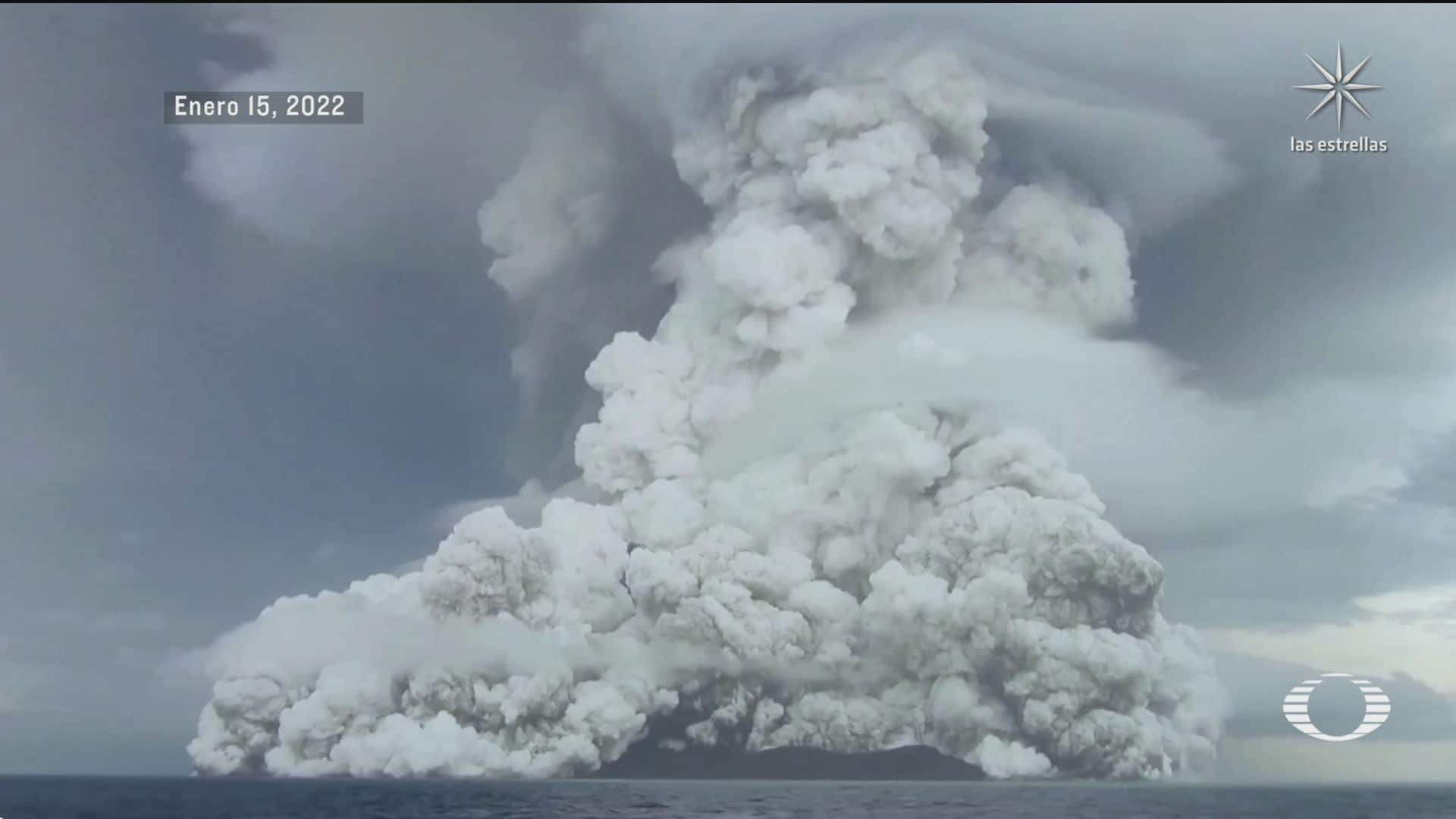 erupcion del volcan submarino en tonga desde tierra