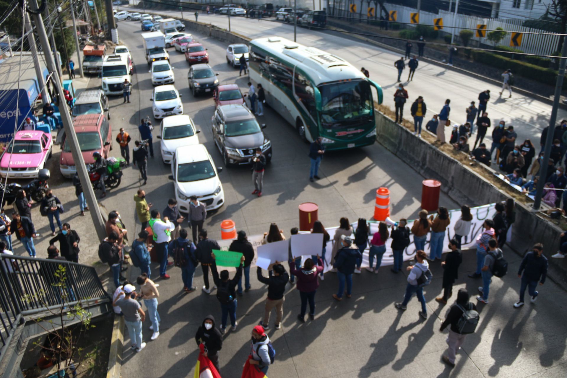 Estudiantes que apoyan al CIDE cierran la autopista México Toluca a la altura del CIDE.