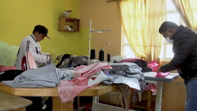 Familia de Toluca dedicada a la maquila de ropa evita que sus hijos abandonen la escuela