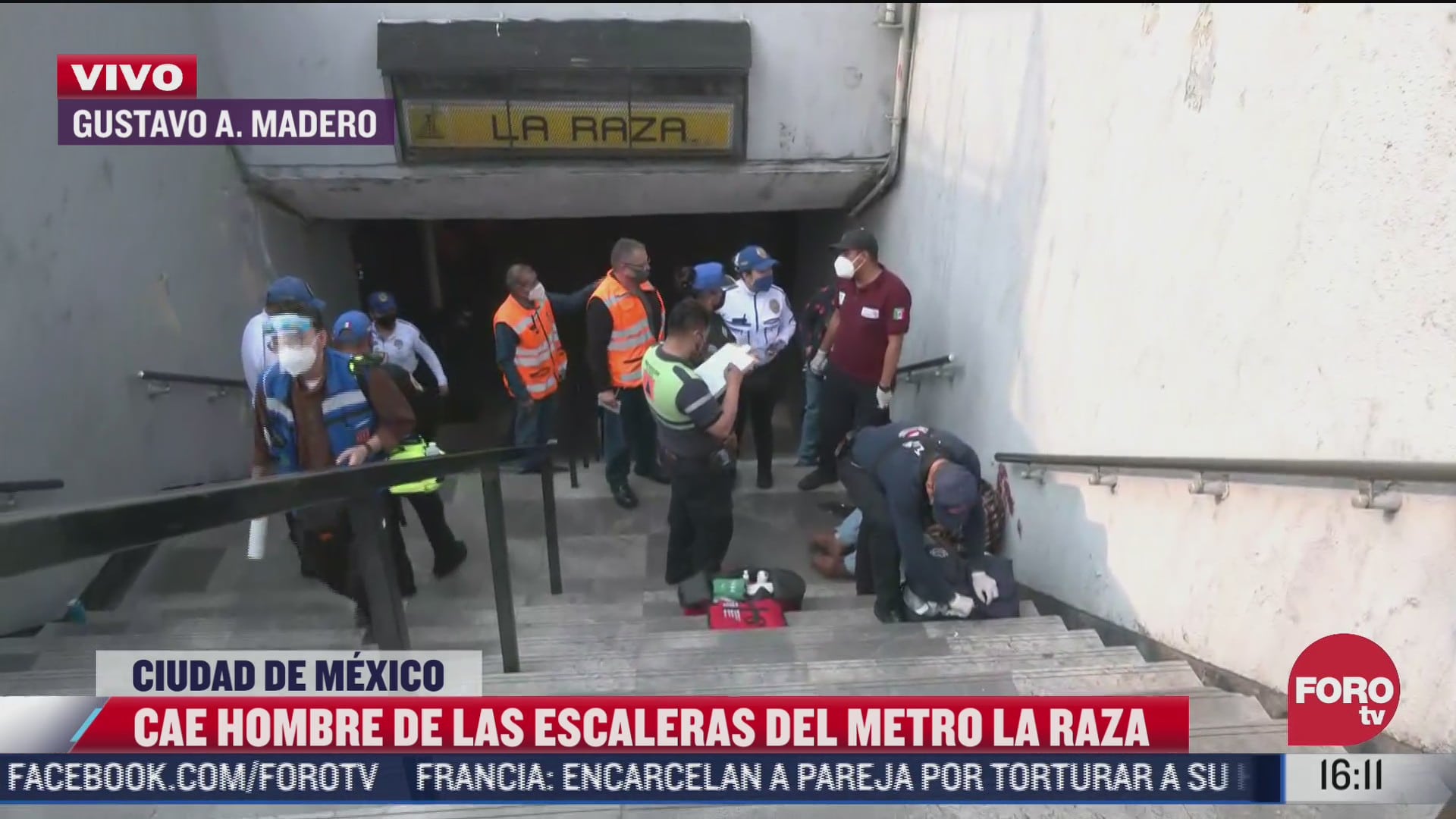 hombre cae de las escaleras del metro en la estacion