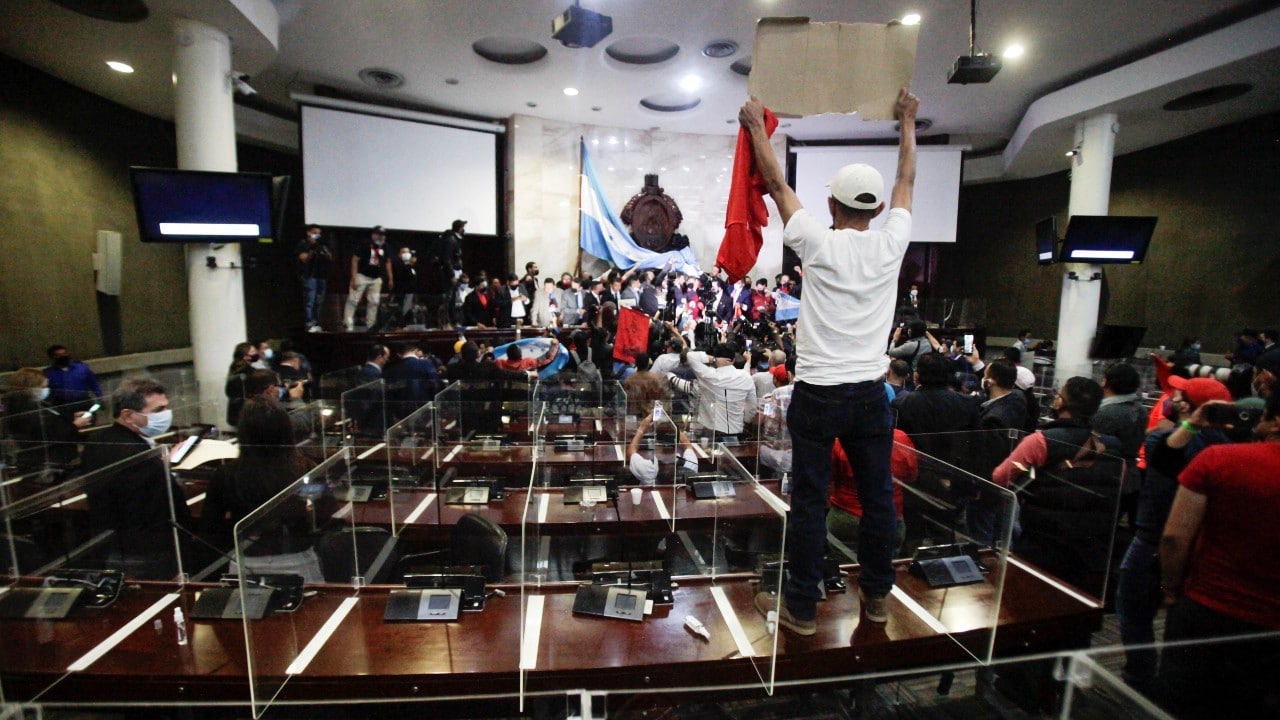 Inauguran entre caos nueva legislatura en Honduras