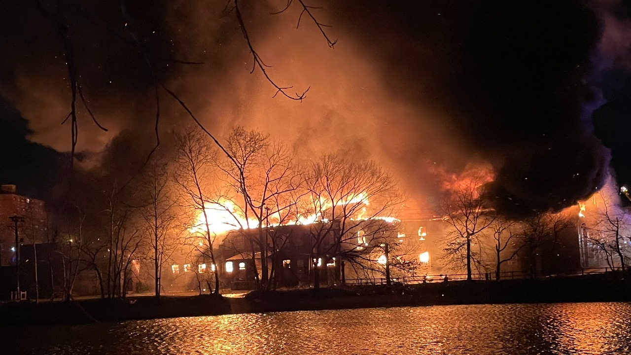 Incendio arrasa una planta química en Nueva Jersey, Estados Unidos