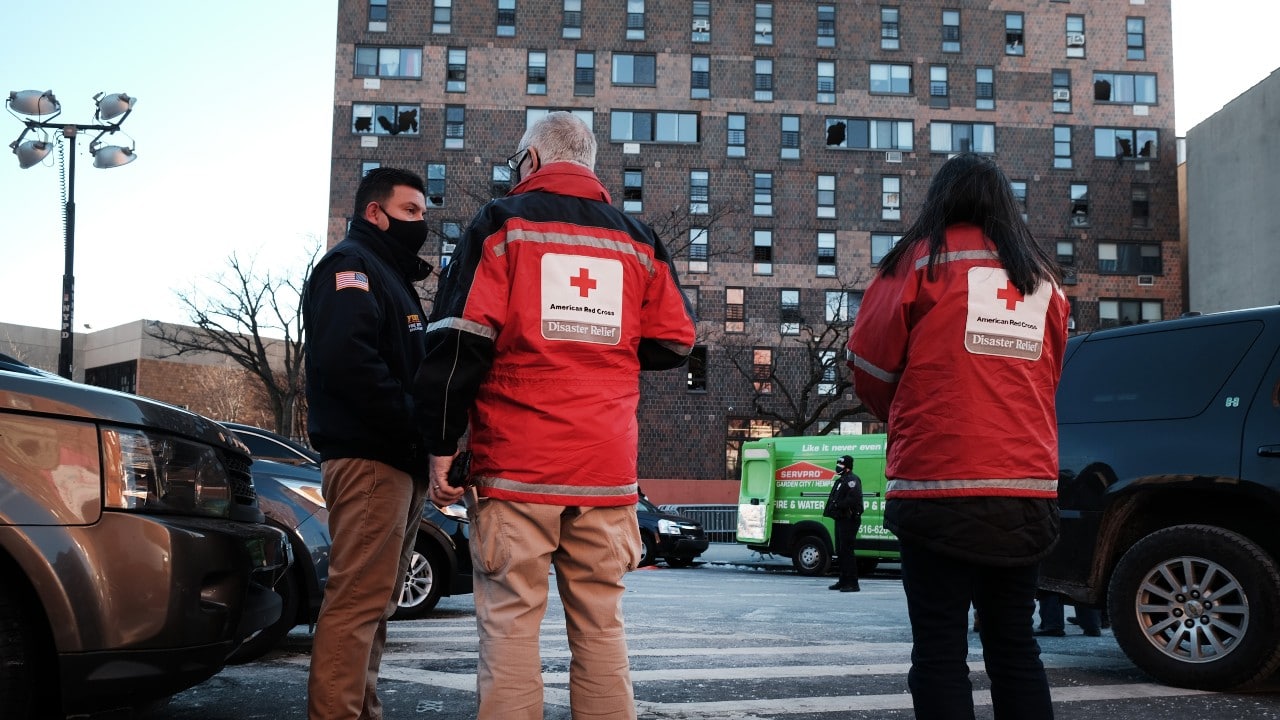 Bajan a 17 los muertos en el incendio del Bronx, entre ellos 8 niños