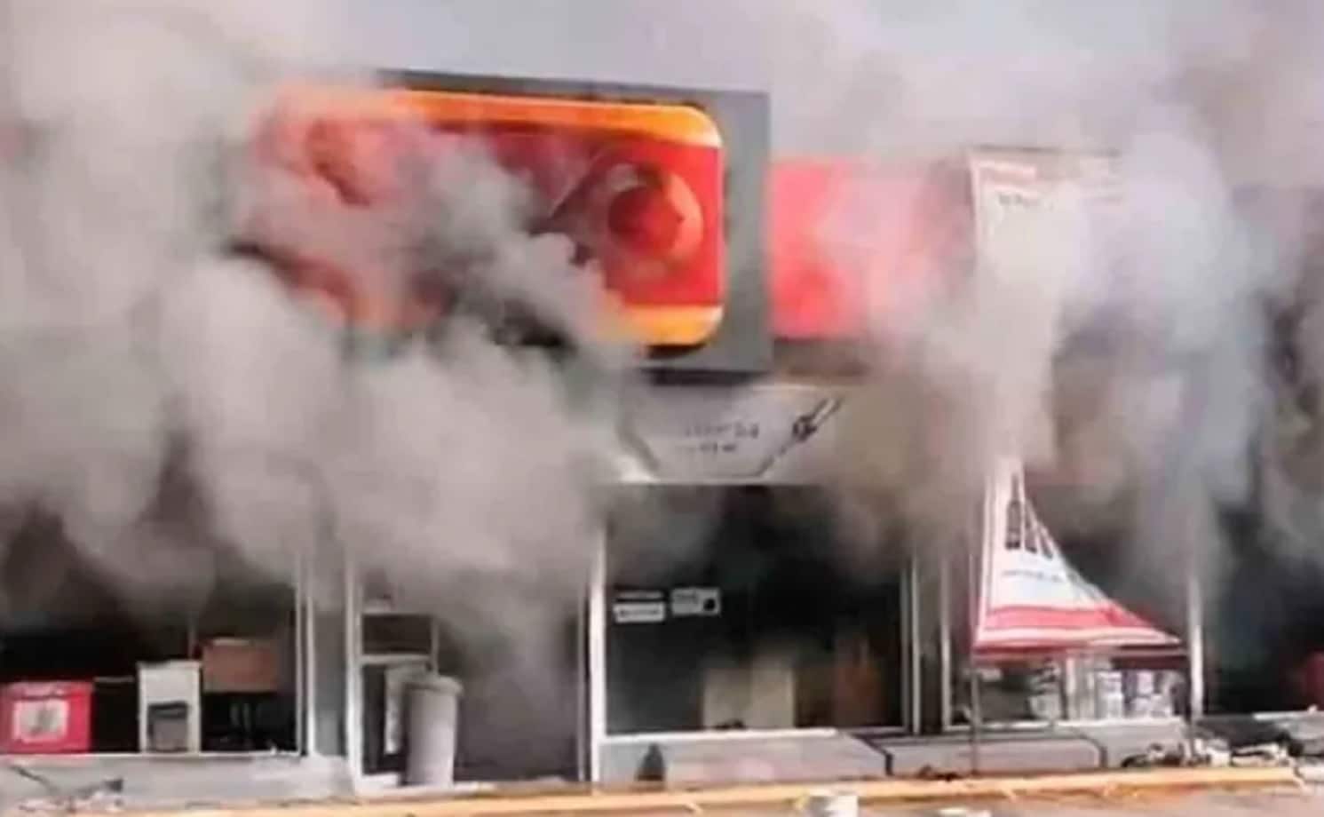 Incendian casetas de policía y tienda de conveniencia
