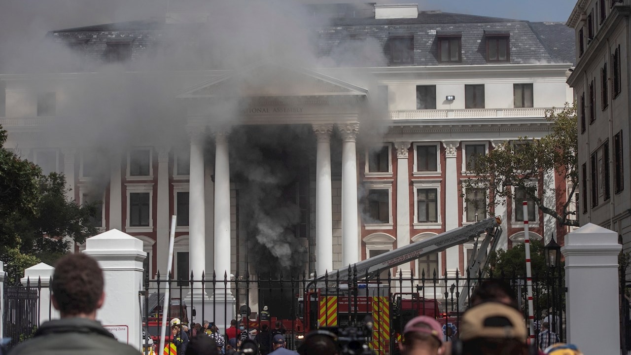 Bomberos combaten un incendio en el edificio del Parlamento de Sudáfrica, en Ciudad del Cabo