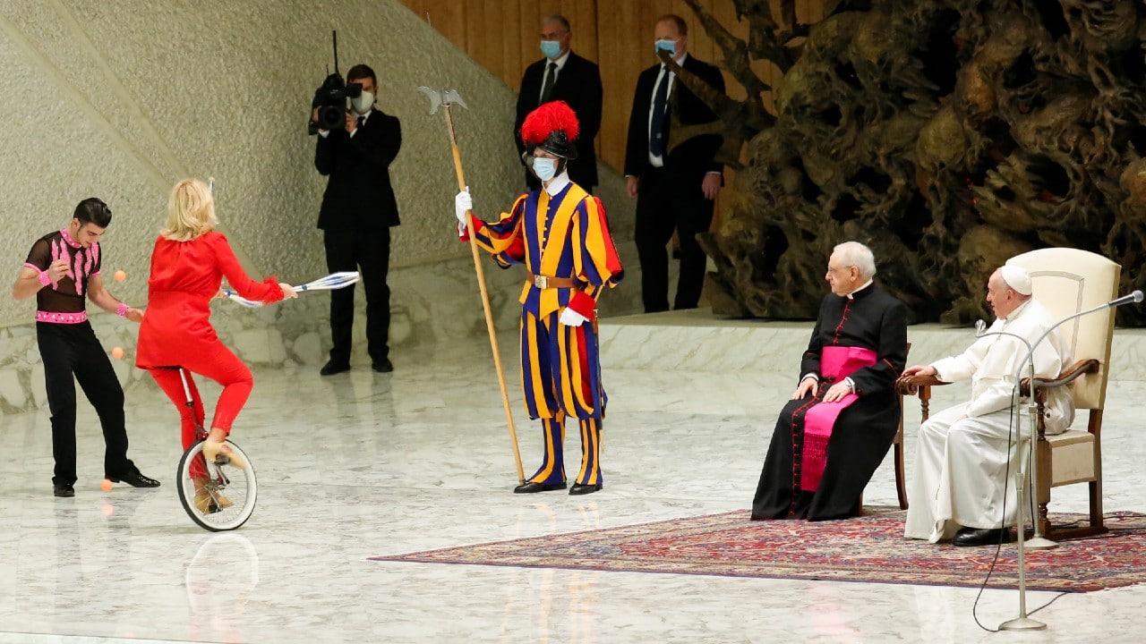 Integrantes del circo de Ronny Roller exhiben su malabarismo frente al papa Francisco