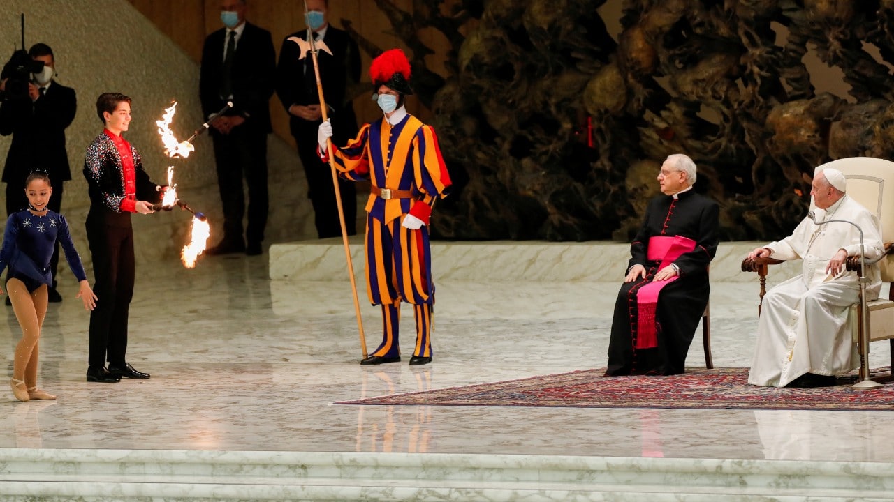 Integrantes del circo de Ronny Roller exhiben su malabarismo frente al papa Francisco