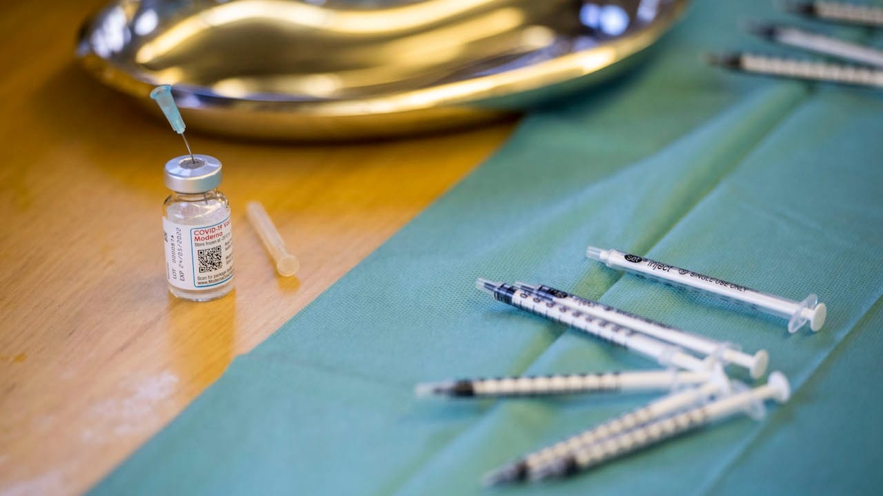 Jeringas y la vacuna Moderna contra covid (Getty Images)