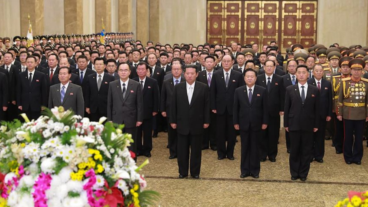 Kim Jong-un visita el mausoleo de su padre y abuelo con motivo del año nuevo
