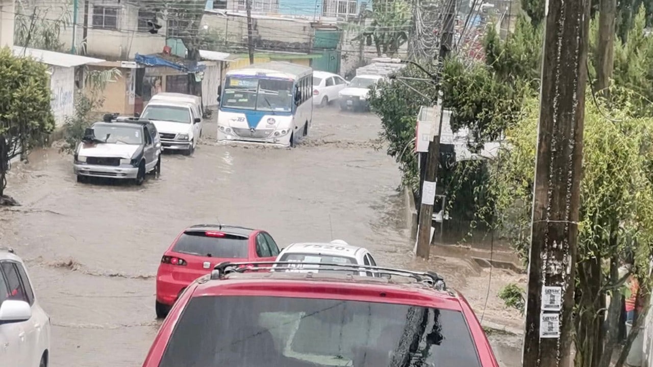 Lluvia provoca inundaciones y afectaciones a automovilistas en Xalapa