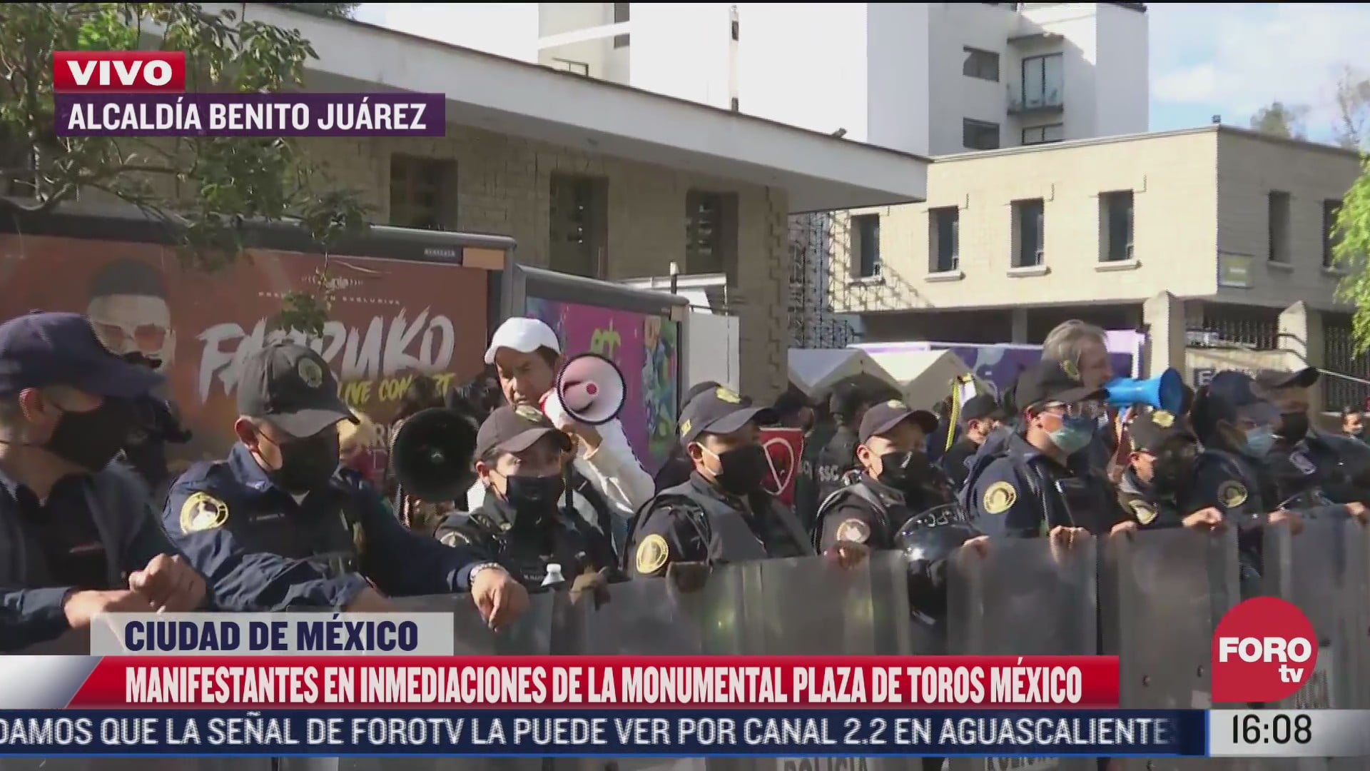 manifestantes protestan en plaza de toros mexico