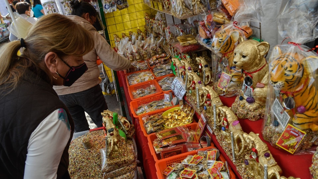 Personas asisten al mercado de Sonora para realizar compras de amuletos con motivo del Año Nuevo 2022