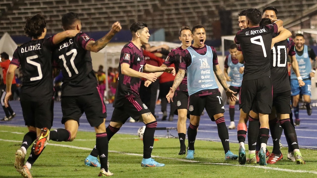 Alexis Vega de México celebra marcar su segundo gol con sus compañeros (Reuters)