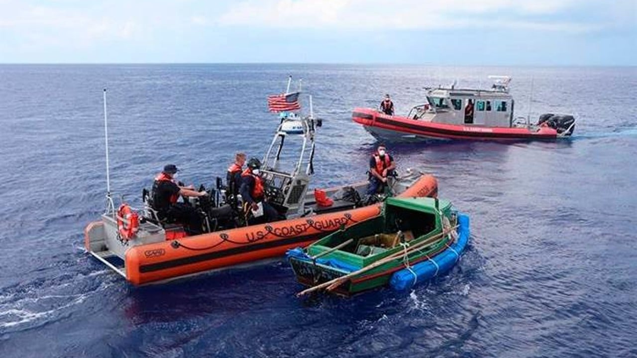 Guardia Costera de EEUU busca a 39 personas tras naufragio de barco cerca de Florida