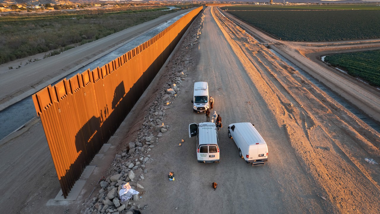 Agentes de la Patrulla Fronteriza de EEUU reciben a inmigrantes (Getty Images)