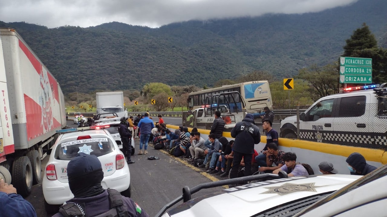Choca en la autopista Córdoba-Puebla camión de 'Diconsa' que transportaba a 38 migrantes