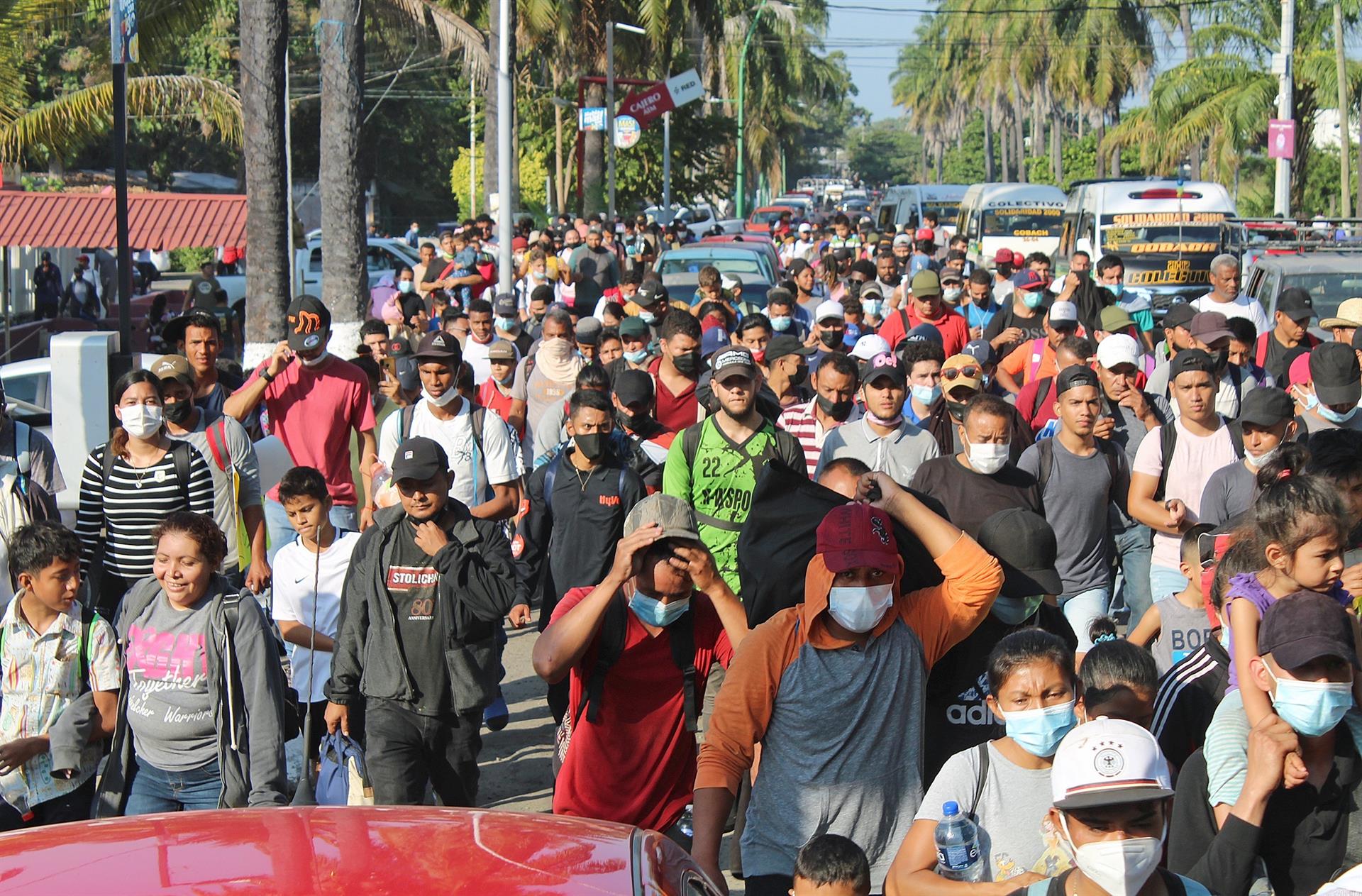 Migrantes marchan en Tapachula para exigir a autoridades documentos y libre tránsito