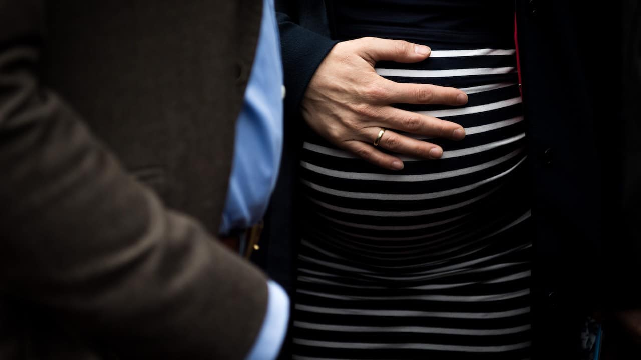 Una mujer se toca el vientre al estar embarazada (Getty Images)