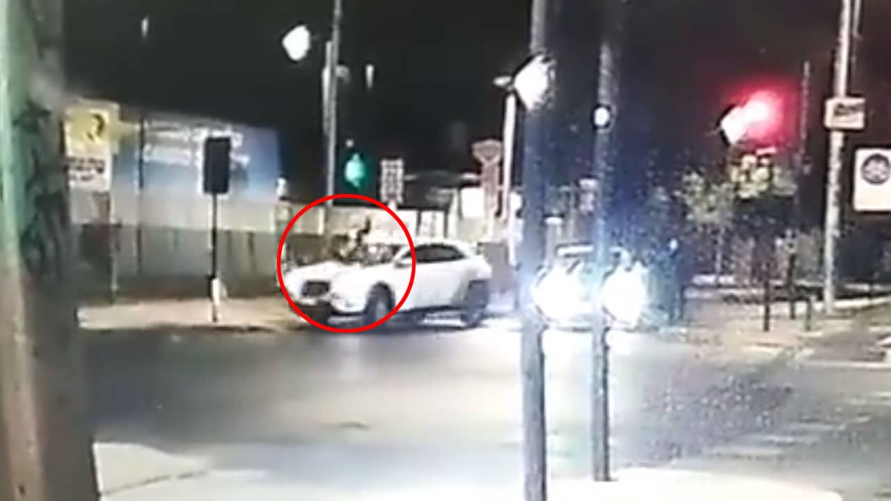 Mujer evitó asalto atropellando al ladrón video