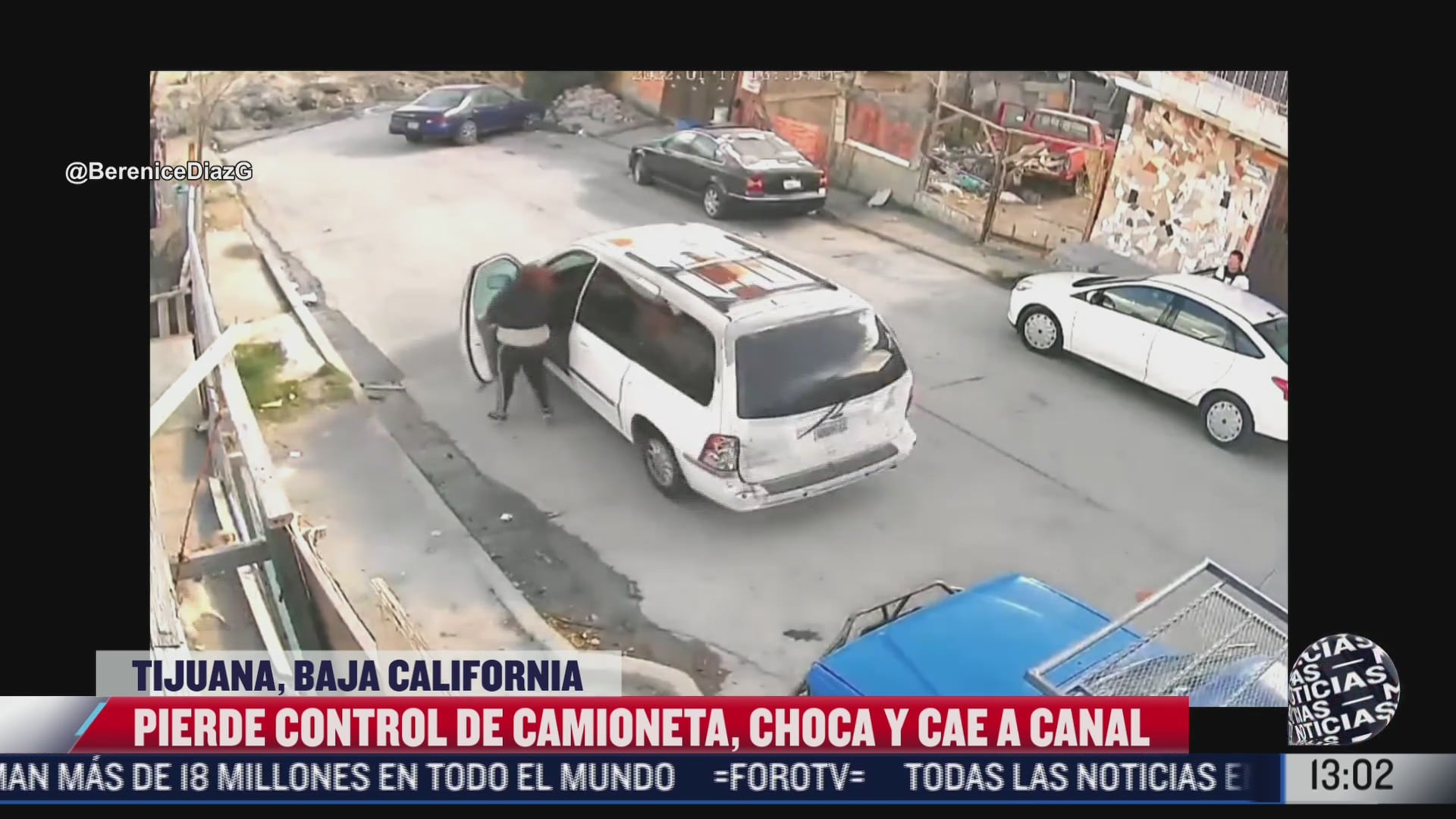 mujer pierde el control de camioneta al estacionarse y termina en canal
