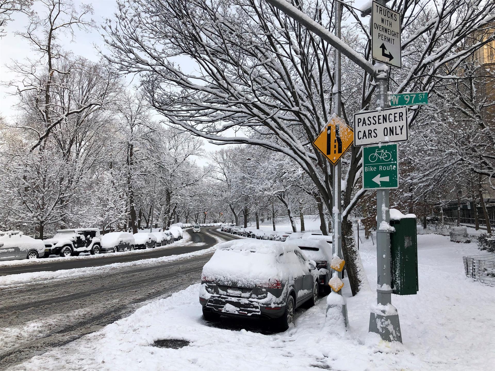 Nueva York amanece cubierta de blanco tras primera nevada