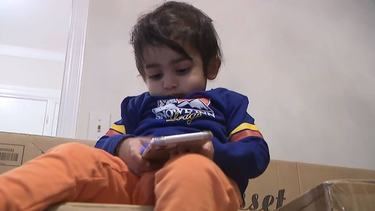 Niño gasta 20 mil pesos compras en línea desde celular mamá
