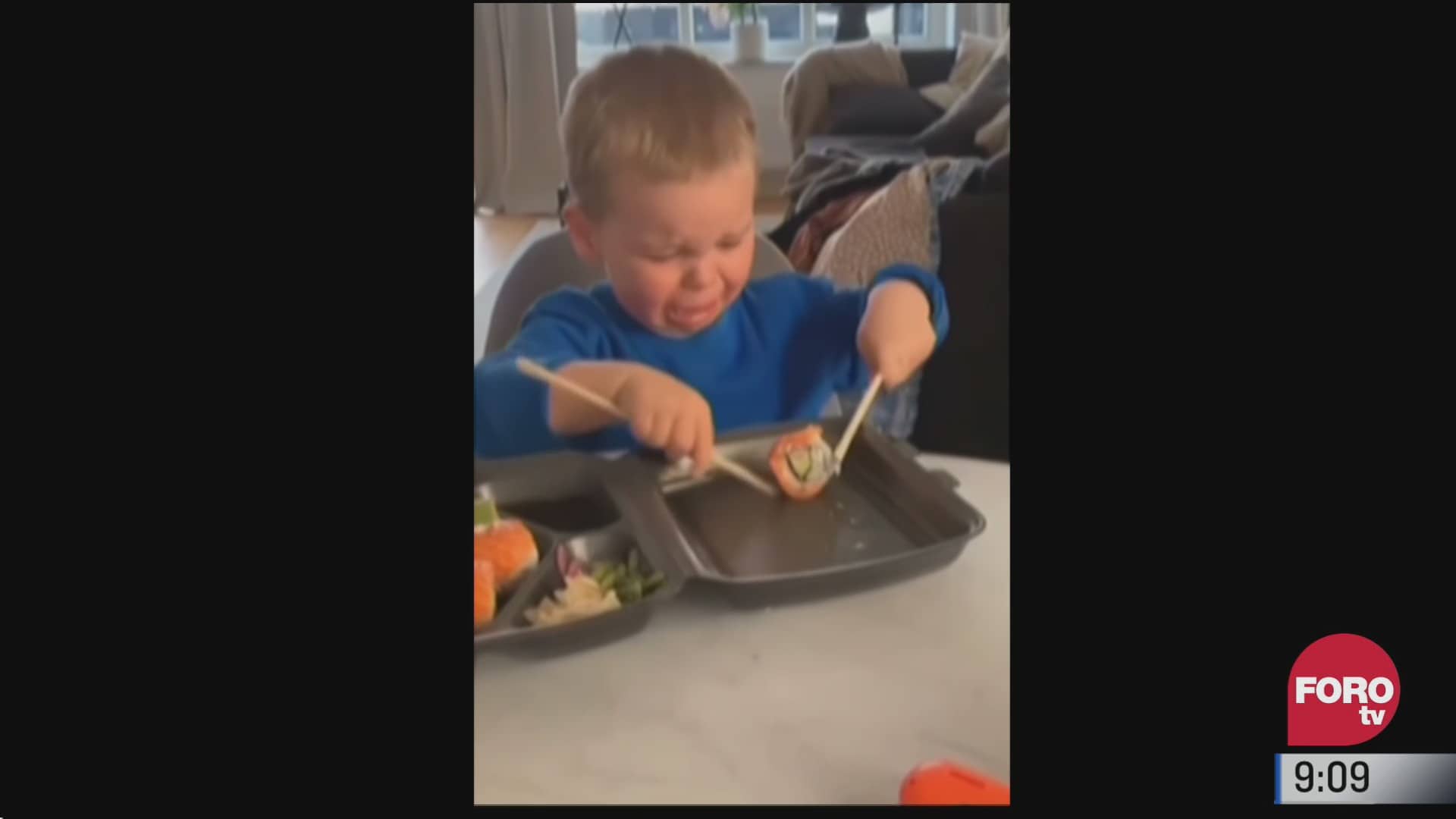 nino llora al no poder usar palillos y comer sushi