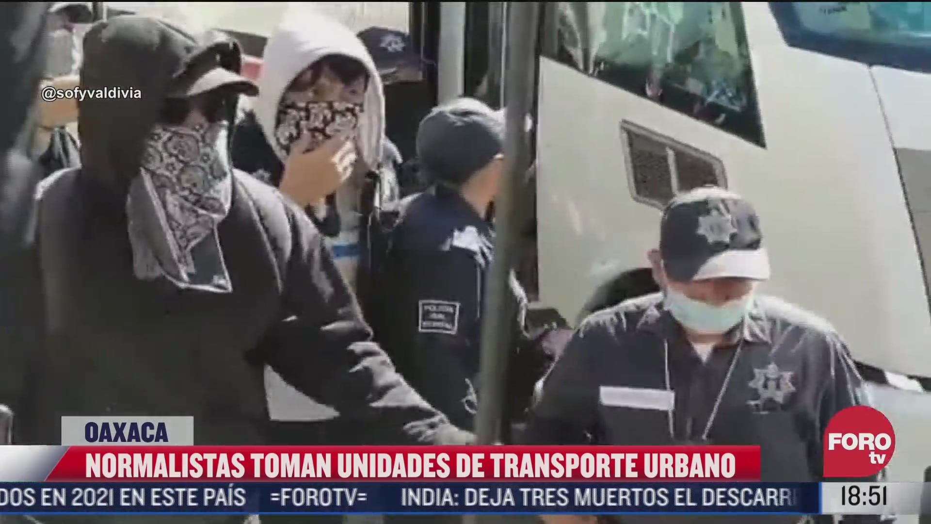 normalistas retienen unidades de transporte publico en oaxaca