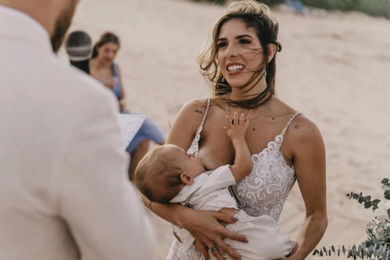 Novia amamanta a su bebé en el altar en Brasil