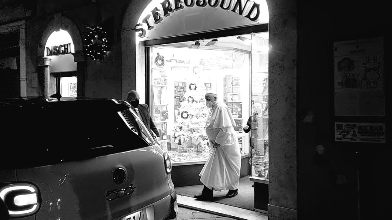 Papa Francisco visita tienda de discos y salió con un CD de regalo
