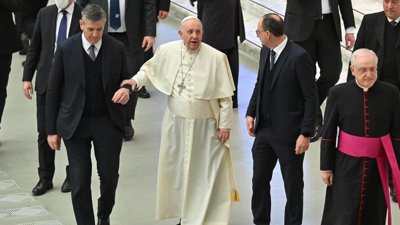 El papa Francisco comparte que tiene inflamado un ligamento en la rodilla y le cuesta andar