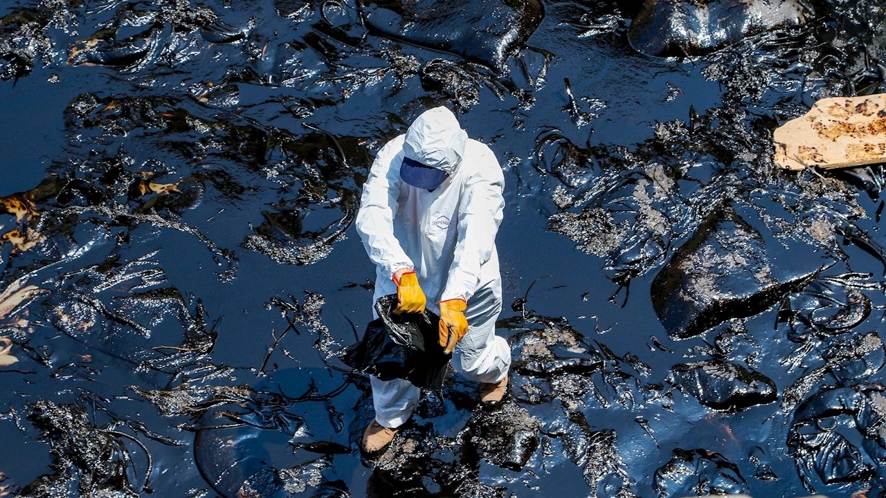 Labores de limpieza en playas de Perú tras el derrame de petróleo vertido en el océano Pacífico desde la refinería de La Pampilla