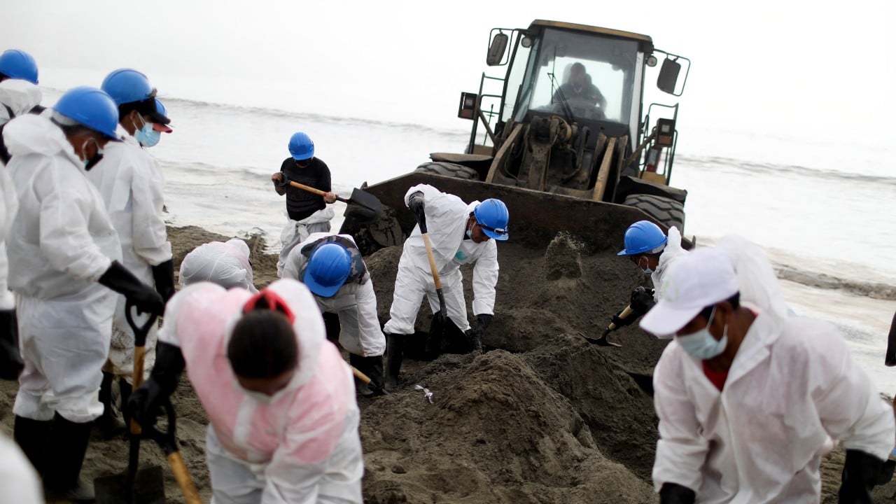 Perú declara emergencia ambiental 90 días en costa afectada por derrame de petróleo