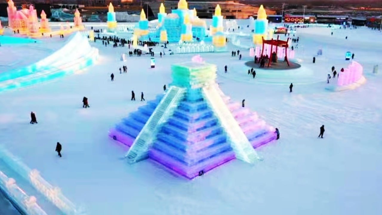 Exhiben una Pirámide de Kukulkán de hielo en festival de la ciudad de Harbin, en China