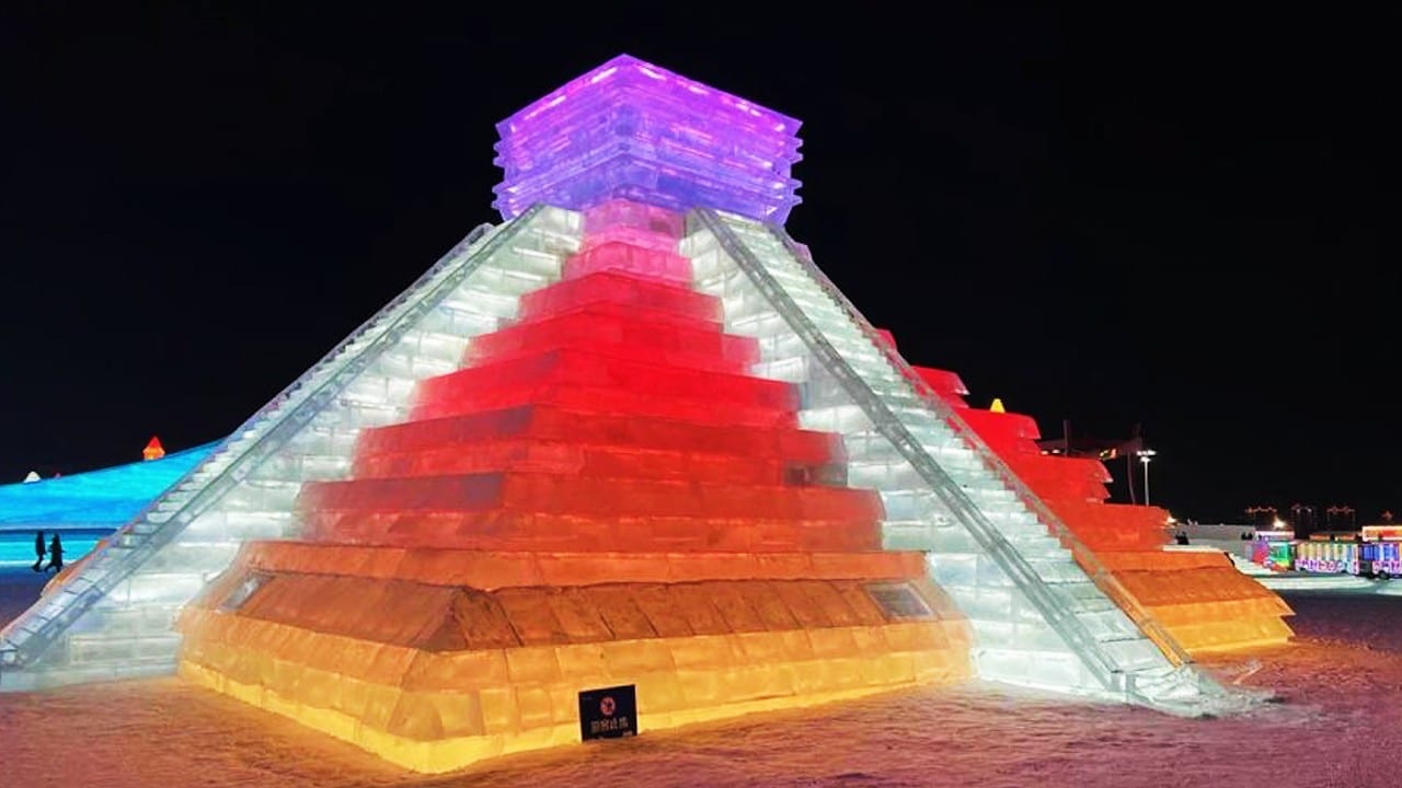 Exhiben una Pirámide de Kukulkán de hielo en festival de Harbin, en China