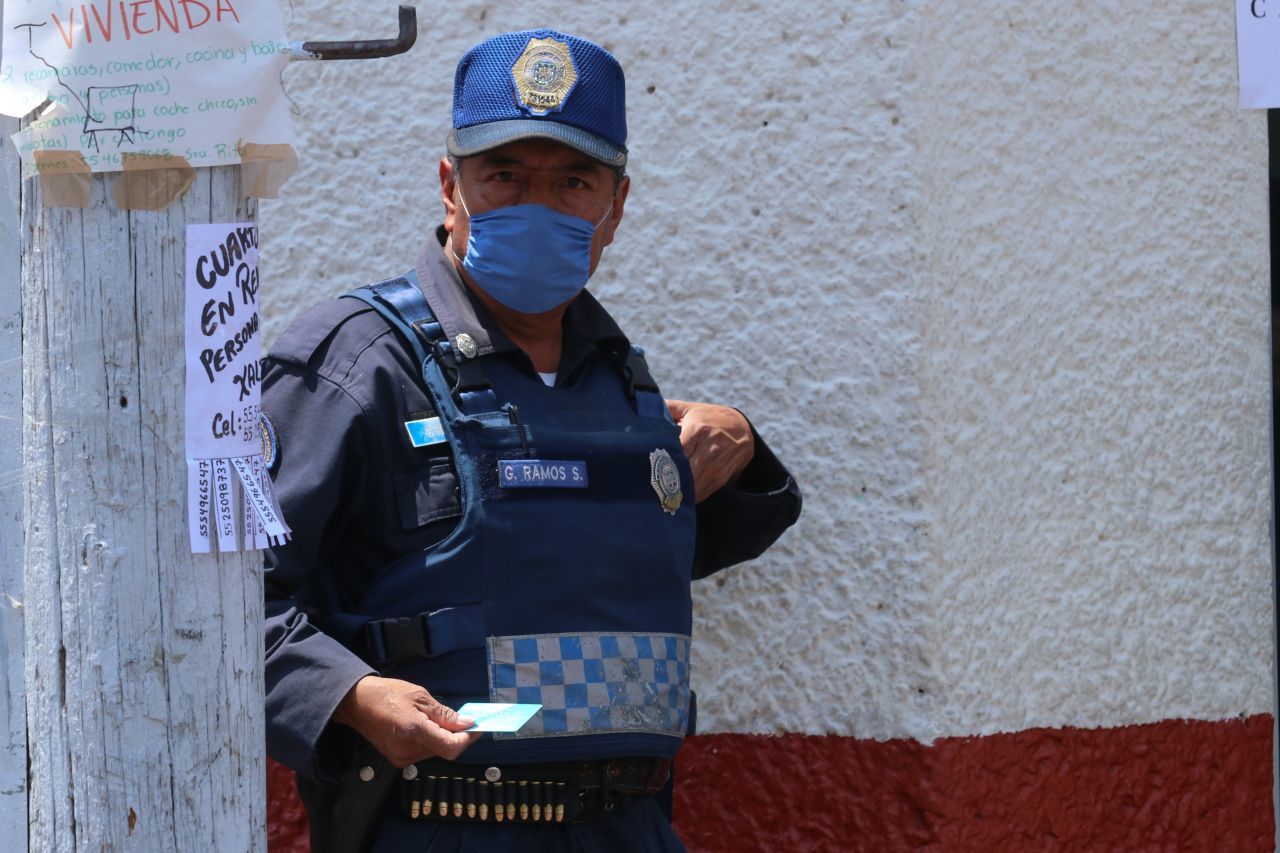 Un policía resguarda las calles de la alcaldía Xochimilco