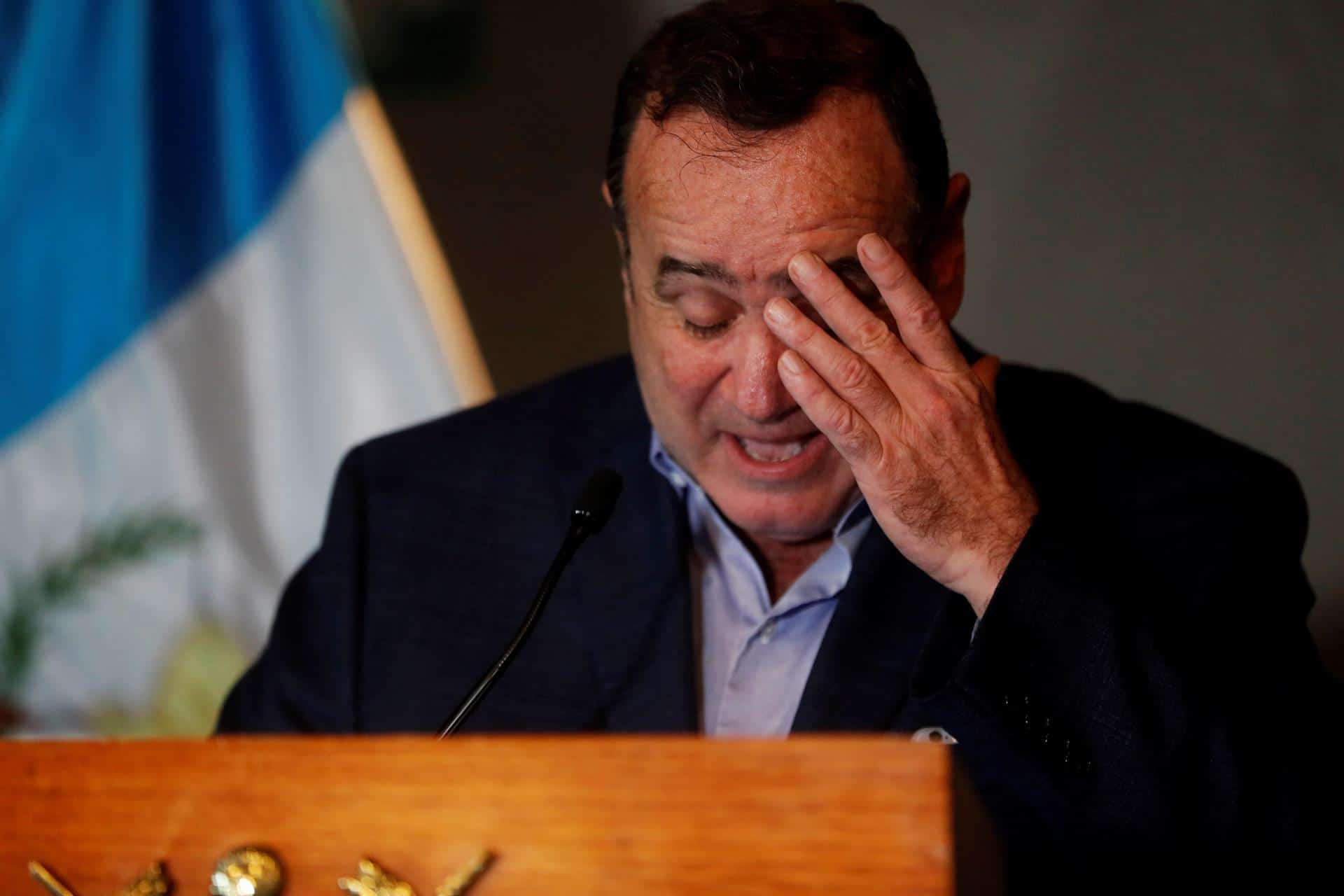 Presidente de Guatemala se aísla por contagio de COVID-19 de dos ministros