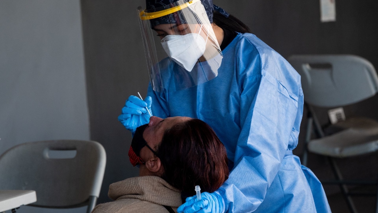 Una doctora realiza la prueba covid a una mujer en la CDMX, ante el alza de contagios