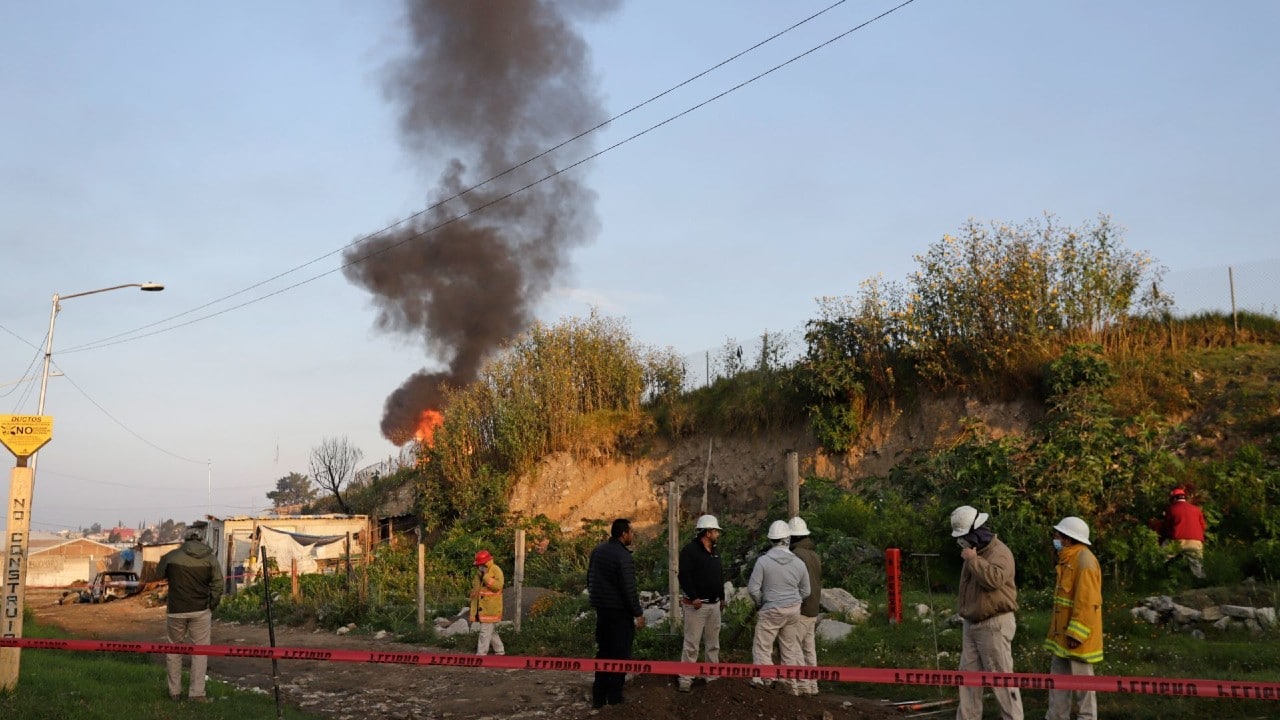 Detienen a tres tras explosión en toma clandestina que dejó cinco muertos en San Pablo Xochimehuacan
